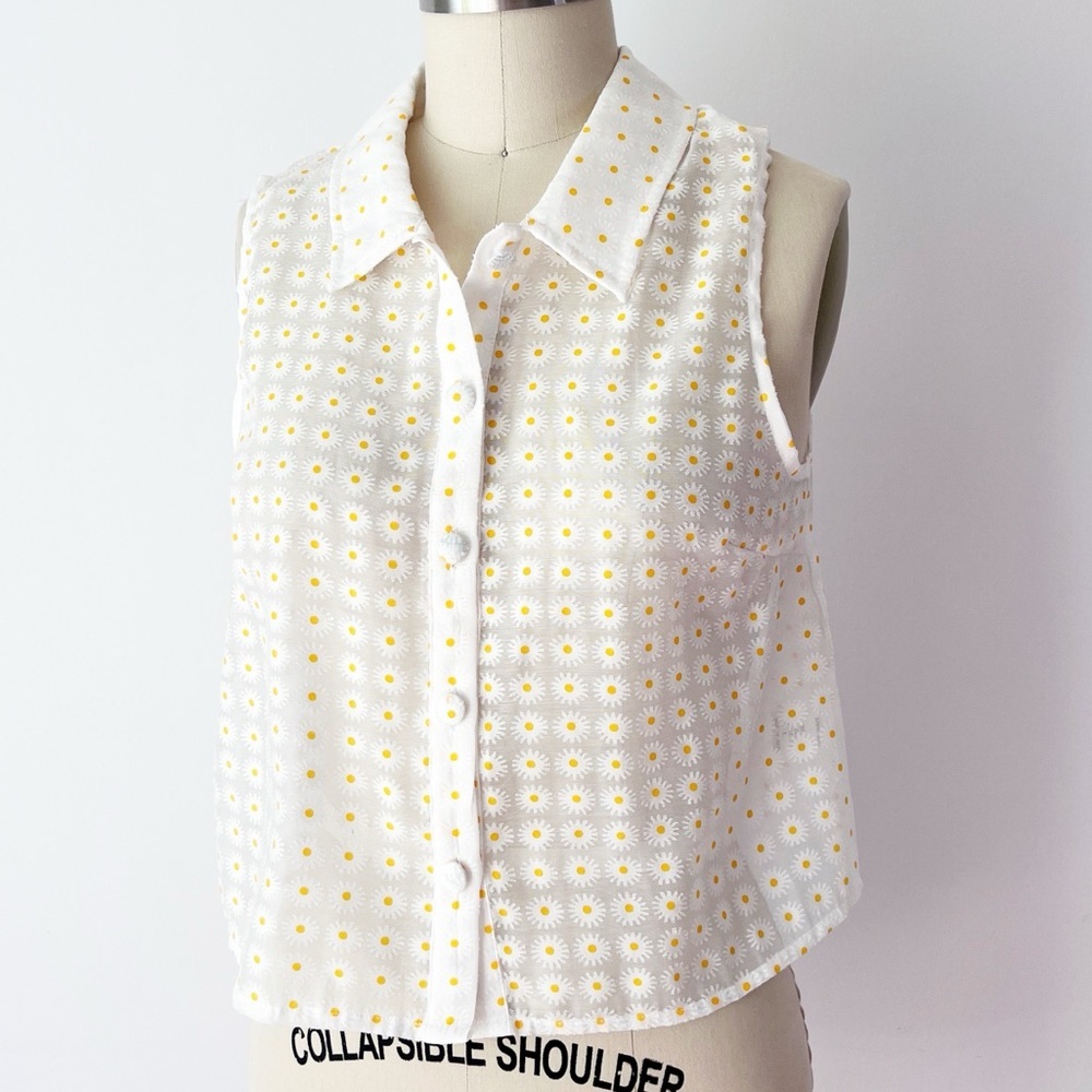 Le Lis Collection Sleeveless Button Down White Yellow Daisy Polka Dot Cropped L